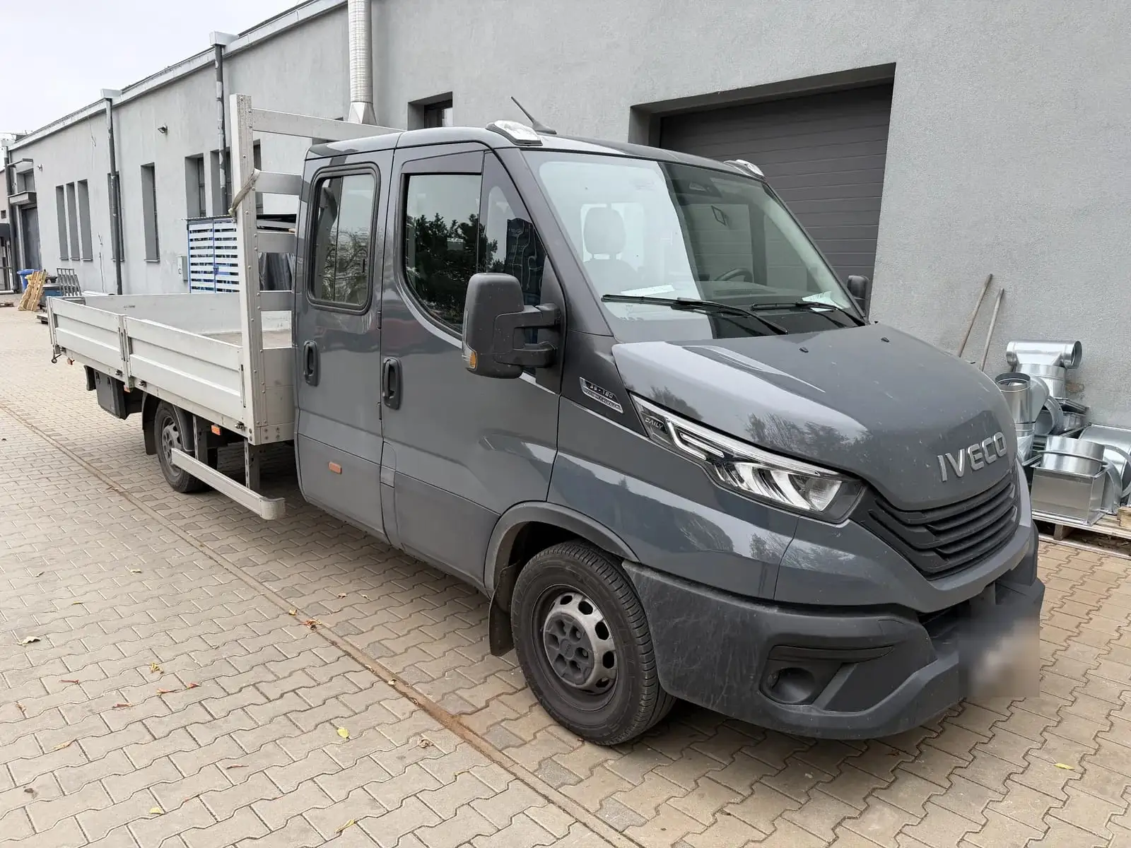 Samochód dostawczy skrzyniowy do transportu kanałów wentylacyjnych