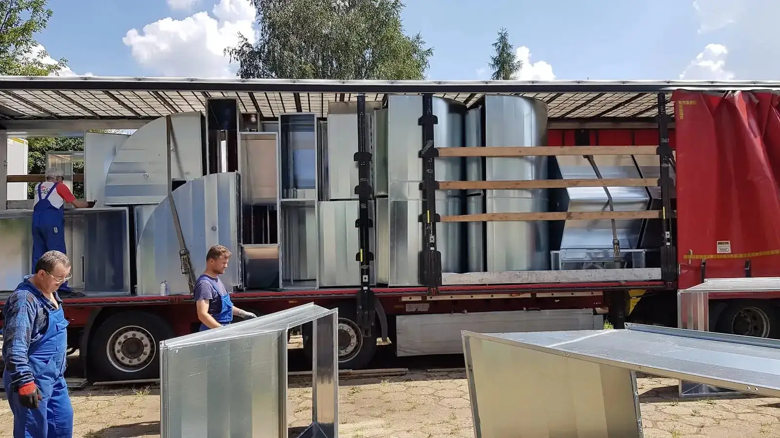 Kanały i kształtki wentylacyjne z własnej produkcji podczas załadunku na transport do klienta
