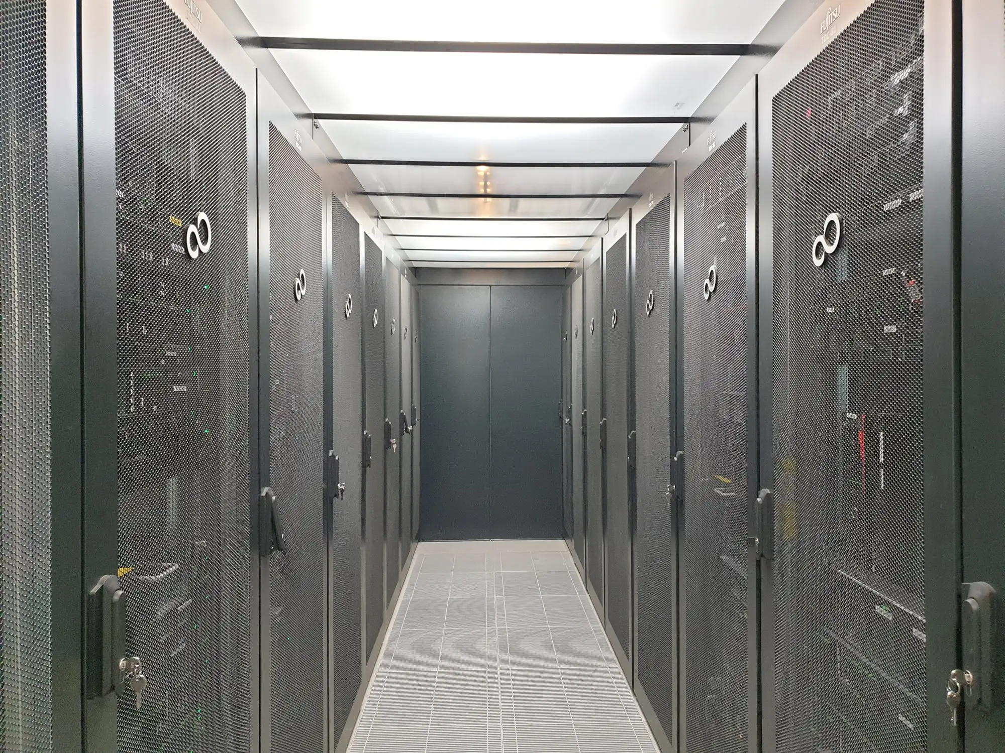 Zabudowa zimnego korytarza w serwerowni IT we Wrocławiu do chłodzenia serwerów i laboratoriów 5G